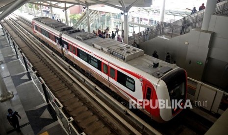 Sejumlah warga naik Light Rail Transit (LRT) Jakarta fase I rute Kelapa Gading-Velodrome, Jakarta, Selasa(11/6).