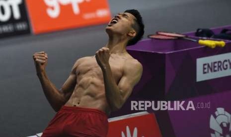 Pebulu Tangkis Indonesia Jonathan Christie usai melawan pebulu tangkis Jepang, Kenta Nishimoto, pada babak semifinal cabang olahraga bulu tangkis Asian Games 2018 kategori tunggal putra di Istora Senayan, Jakarta, Senin (27/8).