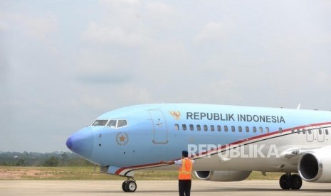 Mendarat Pertama Kali. Pesawat Kepresidenan Republik Indonesia mendarat pertama kali di Bandara APT Pranoto, Samarinda, Kalimantan Timur, Kamis (25/10).