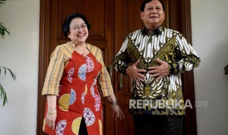 Ketua Umum PDI Perjuangan Megawati Soekarnoputri bersama Ketua Umum Partai Gerindra Prabowo Subianto usai melakukan pertemuan di kediaman Jalan Teuku Umar, Jakarta, Rabu (24/7).