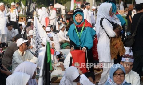 Relawan reuni 212 melakukan pengambilan infaq dari peserta  reuni aksi 212 di Lapangan Monumen Nasional, Jakarta, Ahad, (2/12).