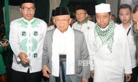 Vice presidential candidate number 01 KH Ma'ruf Amin (center) attends the commemoration of the 46th anniversary of PPP in Jakarta, Sunday (Jan 6) evening.