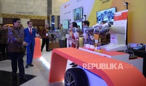 Peluncuran Making Indonesia 4.0. Presiden Joko Widodo meninjau stand pameran saatt pembukaan Industrial Summit 2018 serta Peluncuran Making Indonesia 4.0 di Balai Sidang Jakarta, Rabu (4/4).