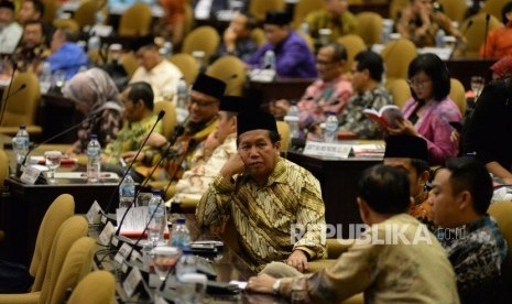 Sejumlah anggota DPD mengikuti sidang Paripurna DPD di Kompleks Parlemen, Senayan, Jakarta, Rabu (2/10).