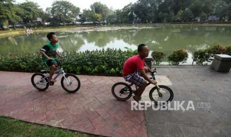 Sejumlah anak bermain sepeda.