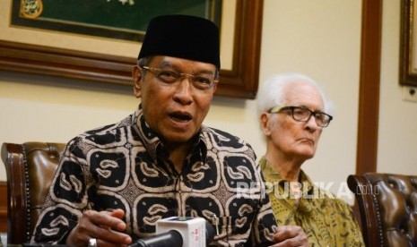 Ketua Umum Pengurus Besar Nahdlatul Ulama (PBNU) KH. Said Aqil Siroj (kiri)