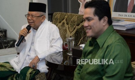 Cawapres no urut 01 KH Ma'ruf Amin bersama Ketua Tim Kampanye Nasional (TKN) Jokowi-Ma'ruf Amin,Erick Thohir memberikan keterangan usai melakukan pertemuan di rumah Situbondo, Jakarta, Senin (10/12).