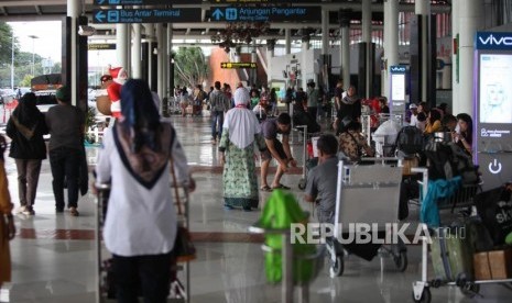 Suasana keberangkatan penumpang di Terminal 1 Bandara Soekarno-Hatta, Jakarta, Selasa (26/12).