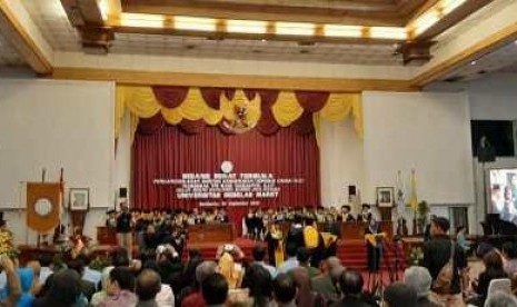  Panglima TNI Marsekal Hadi Tjahjanto mendapatkan gelar Doktor Honoris Causa atau Doktor Kehornatan dari Universitas Sebelas Maret (UNS) Surakarta, Jumat (20/9/2019). Humas UNS