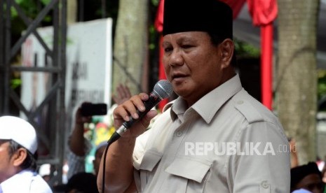 Calon Presiden Nomor Urut 02 Prabowo Subianto menyampaikan pidato di hadapan pendukungnya di Jalan Kertanegara, Kebayoran Baru, Jakarta, Jumat (19/4).