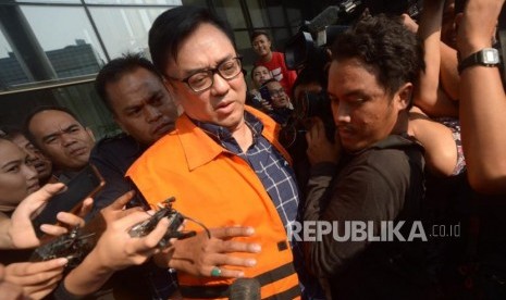 Direktur Operasional Lippo Group Billy Sindoro mengenakan rompi orange   pasca menjalani pemeriksaan sebagai tersangka di Gedung Komisi Pemberantasan Korupsi (KPK), Jakarta, Selasa (16/10).