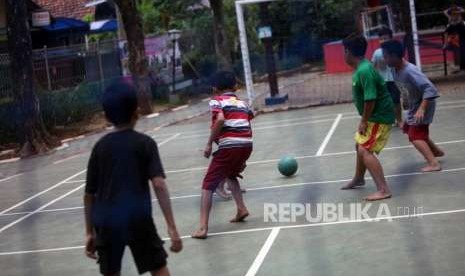 Sejumlah anak bermain bola di Ruang Publik Terpadu Ramah Anak Gajah Mada, Jakarta, Kamis (20/9).