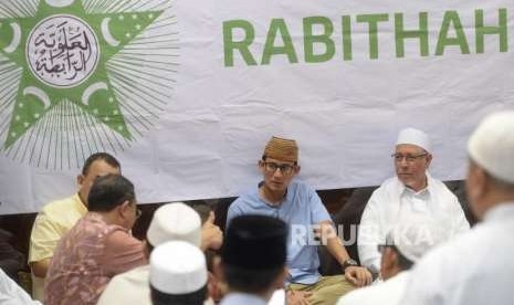 Kunjungi Rabithah Alawiyah. Cawapres nomer 02 Sandiaga Uno bersama Ketua Umum Rabithah Alawiyah Habib Zein bin Umar Smith (kanan) saat silaturahim bersama jajaran pengurus Rabithah Alawiyah di Jakarta, Rabu (26/9).