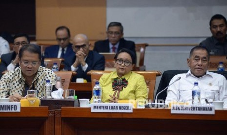 Menteri Pertahanan Ryamizard Ryacudu bersama Menlu Retno LP Marsudi dan Menkominfo Rudiantara mengikuti Rapat Kerja dengan Komisi I DPR di Kompleks Parlemen, Senayan, Jakarta, Kamis (5/9).