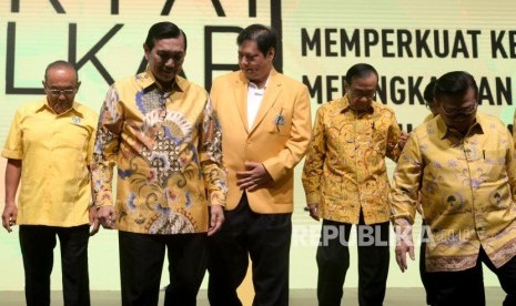 Ketua Umum Partai Golkar Airlangga Hartarto (ketiga kanan) bersama Menko bidang Kemaritiman Luhut Binsar Panjaitan (kedua kiri), Ketua Dewan Pembina Aburizal Bakrie (kiri), Wakil Ketua Dewan Kehormatan Akbar Tanjung (kedua kanan) dan Ketua Dewan Pakar Agung Laksono (kanan) berjalan usai membuka Rapimnas Partai Golkar di Jakarta Convention Center, Senin (18/12).