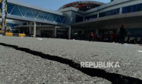 Kondisi jalan yang retak di Bandara Mutiara Sis Al Jufri, Palu, Sulawesi Tengah, Ahad (30/9).