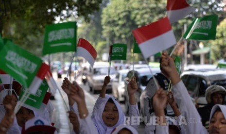 Sambut Kedatangan Raja Salman
Ratusan siswa bersiap untuk menyambut kedatangan Raja Salman di sekitaran Istana Bogor, Jawa Barat, Rabu (1/3). Sebanyak 5000 siswa SD hingga SMA di Kota Bogor antusias menyambut kedatangan Raja Salman di Bogor. Foto: Raisan A