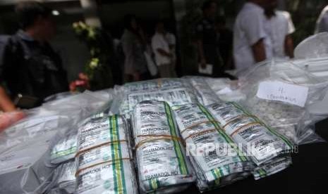 Barang bukti obat-obatan yang diperlihatkan saat rilis pengungkapan kasus tindak pidana peredaran yang diduga palsu dan obat keras ilegal di Mapolda Metro Jaya, Jakarta, Selasa (18/9).