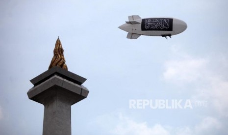 Peserta menerbangkan bendera tauhid