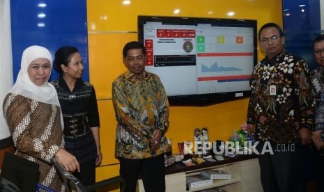 Mensos Idrus Marham (ketiga kiri) berbincang dengan menteri BUMN Rini Soemarno (kedua kiri) Mensos Periode 2014-2018 Khofifah Indar Parawansa (kiri) dan Dirjen Perlindungan dan Jaminan Sosial Kemensos Harry Hikmat (kanan) saat meninjau ruangan Program Keluarga Harapan (PKH) Contact Center di Kemensos, Jumat (19/1).