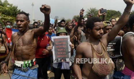 Sejumlah massa yang tergabung dalam Mahasiswa Papua Anti Rasisme, Kapitalisme, Kolonialisme dan Militerisme menggelar unjuk rasa di Jalan Merdeka Utara, Jakarta, Kamis (22/8).