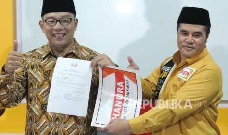 Ketua DPD Partai Hanura Jawa Barat Aceng Fikri (kanan) menyerahkan surat tugas kepada Bakal Calon Gubernur Jawa Barat Ridwan Kamil, di Kantor Hanura Jawa Barat, Jalan Moch Ramdhan, Kota Bandung, Selasa (2/1).