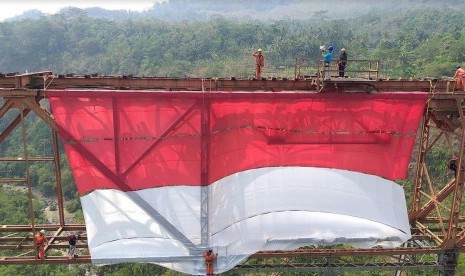 Bendera Merah Putih Raksasa Dipasang di Jembatan KA Cisomang