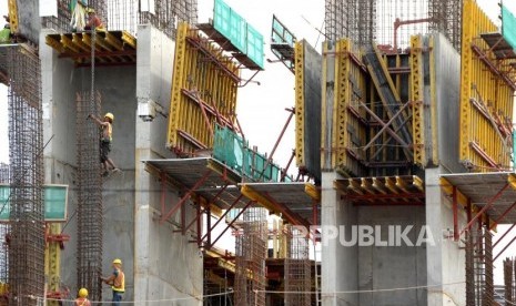 Anggaran Proyek Infrastruktur. Pekerja menyelesaikan proyek rumah susun di Jakarta, Kamis (23/11).