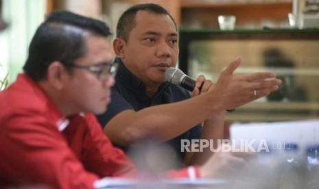 Politikus Partai Nasdem Taufik Basari (kanan) bersama politikus PDIP Arteria Dahlan (kiri).