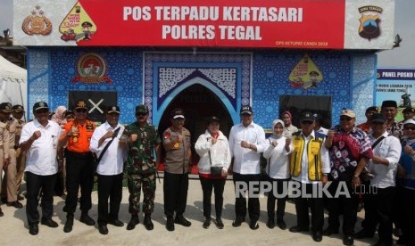 Menteri PURP Basuki Hadimuljono bersama Ketua DPR Bambang Soesatyo, Kapolri Jenderal Tito Karnavial, Menteri PMK Puan Maharani, Panglima TNI Marsekal TNI Hadi Tjahjanto, Menteri Perhubungan Budi Karya Sumadi, Menteri Kesehatan Nila Moeloek berfoto bersama seusai memberikan keterangan kepada saat meninjau jalur mudik 2018 di Gerbang Tol Fungsional Kertasari, Tegal, Jawa Tengah, Ahad (10/6).