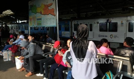 Sejumlah calon penumpang menunggu kedatangan kereta api di Stasiun Gambir, Jakarta. Pelaksanaan pembatasan sosial berskala besar (PSBB) di wilayah DKI Jakarta membuat PT KAI mengurangi jumlah rute perjalanan KA jarak jauh.