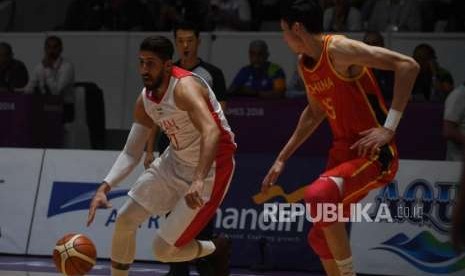 Pebasket Iran Navid Rezaifar berusaha melawati pemain China Zhou Qi saat melawan China pada pertandingan Final Basket Putra Asian Games ke 18 di Hall Istora Senayan, Jakarta Sabtu (1/9).