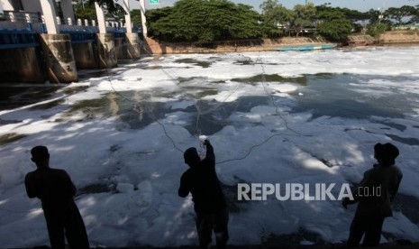 Warga menjala ikan di Kali Banjir Kanal Timur, Jakarta, Selasa (23/1).