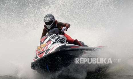 Atlet jetski Indonesia Aqsa Sutan Aswar memacu jetskinya pada pertandingan moto 1 cabang jetski kelas Runabout Limited Asian Games 2018 di Pantai Ancol,Jakarta, Kamis (23/8).