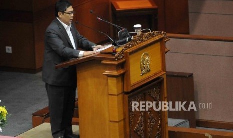 Rapat paripurnaPerwakilan Fraksi PDIP, Utut Adianto menyampaikan nama anggota Fraksinya saat rapat paripurna pertama setelah perdamaian antara Koalisi Indonesia Hebat (KIH) dan Koalisi Merah Putih (KMP) di gedung Nusantara II, Komplek Parlemen Senayan, Jakarta, Selasa (18/11).