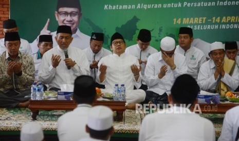  Nusantara Bertauhid. Ketua Umum PKB Muhaimin Iskandar (tengah) bersama Menteri Pemuda dan Olahraga Imam Nahrawi (kiri) berdoa saat peluncuran gerakan Nusantara Bertauhid di kawasan Ciganjur, Jagakarsa, Jakarta, Kamis (14/3).