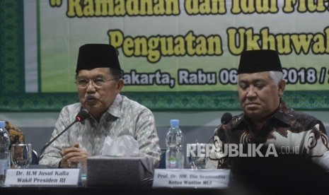 Wakil Presiden RI, Jusuf Kalla (kiri)  bersama ketua Dewan Pertimbangan MUI   Din Syamsyudin  dalam rapat  di gedung MUI di Jakarta, Rabu (6/6).