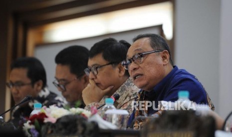 Direktur Utama PT Bank Tabungan Negara (Persero) Tbk. Maryono memberikan paparannya dalam acara konferensi pers Paparan Kinerja Bank BTN triwulan III tahun 2018 di Menara BTN, Jakarta, Kamis (25/10).