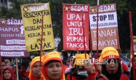 Sejumlah aktivis perempuan dan Buruh Perempuan mengikuti aksi memperingati Hari Perempuan Internasional 2018 di seberang Istana Merdeka, Jakarta, Kamis (8/3).