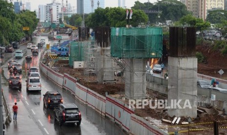 Pengerjaan proyek LRT di Kawasan Cawang, Jakarta.