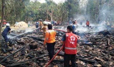  Tim gabungan saat melokalisir dan olah TKP lokasi kebakaran rumah di Tempelrejo, Mondokan, Sragen, Ahad (25/8/2019) siang. Foto/Wardoyo