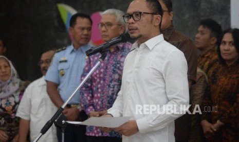 Menaker Hanif Dhakiri memberikan keterangan terkait pembentukan satgas pengawasan Tenaga Kerja Asing (TKA) di Kantor Kemnaker, Jakarta, Kamis (17/5).