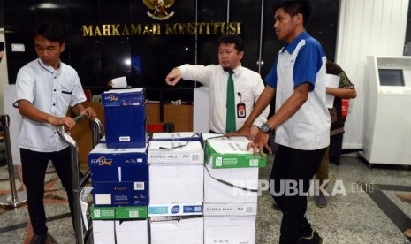 Petugas membawa berkas bukti gugatan dari Badan Pemenangan Nasional (BPN) di Gedung Mahkamah Konstitusi, Jakarta, Kamis (13/6).