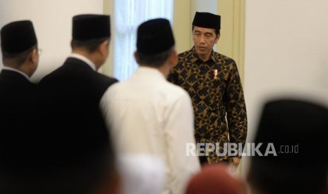 Isra Miraj Presiden Jokowi. Presiden Joko Widodo tiba di tempat peringatan Isra Miraj di Istana Bogor, Jawa Barat, Selasa (10/4).