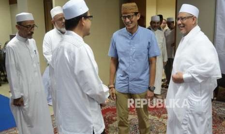 Vice presidential candidate Sandiaga Uno (blue shirt)