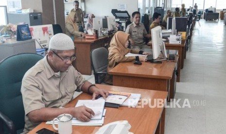 Aktivitas kerja ASN. Tunjangan hari raya (THR) kepada sebagian aparatur sipil negara (ASN) berpotensi menahan penurunan konsumsi atau daya beli masyarakat di tengah pandemi Covid-19. Pemerintah menyiapkan alokasi THR sebesar Rp 29,38 triliun.