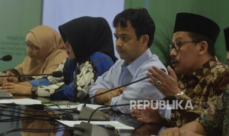 Wakil Ketua umum MUI Zainut Tauhid (kanan) memberikan pendapat hasil pemantauan tayangan Ramadhan dalam konfrensi pers MUI dan KPI di  Gedung MUI, Jakarta, Selasa, (5/6).