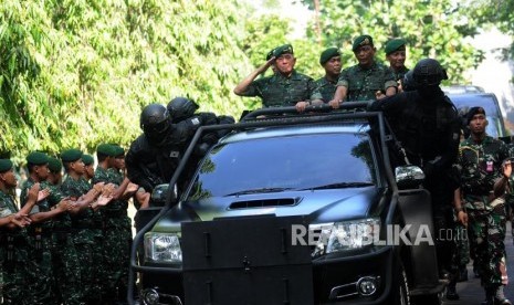 Menteri Pertahanan Ryamizard Ryacudu didampingi Pangkostrad Letjen TNI Agus Kriswanto saat penyambutan kedatangannya untuk memberikan pengarahan kepada perwira Kostrad di Markas Divisi Infanteri 1 Kostrad, Cilodong, Depok, Jawa Barat, Selasa (22/5).