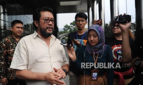 Politisi Partai Golkar Yorrys Raweyai memberikan keterangan usai menjalani pemeriksaan di gedung KPK, Jakarta, Senin (14/5).