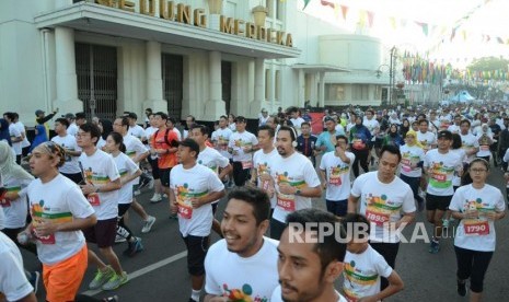 Ribuan pelari melakukan start pada acara Unity Run 6.3 K, Asia Africa Week 2018, di depan Gedung Merdeka, Jalan Asia Afrika, Kota Bandung, Ahad (29/4).